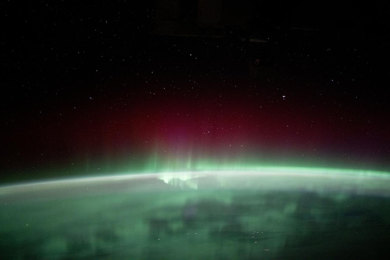 Aurore polaire au-dessus du limbe terrestre, vue de la Station spatiale internationale