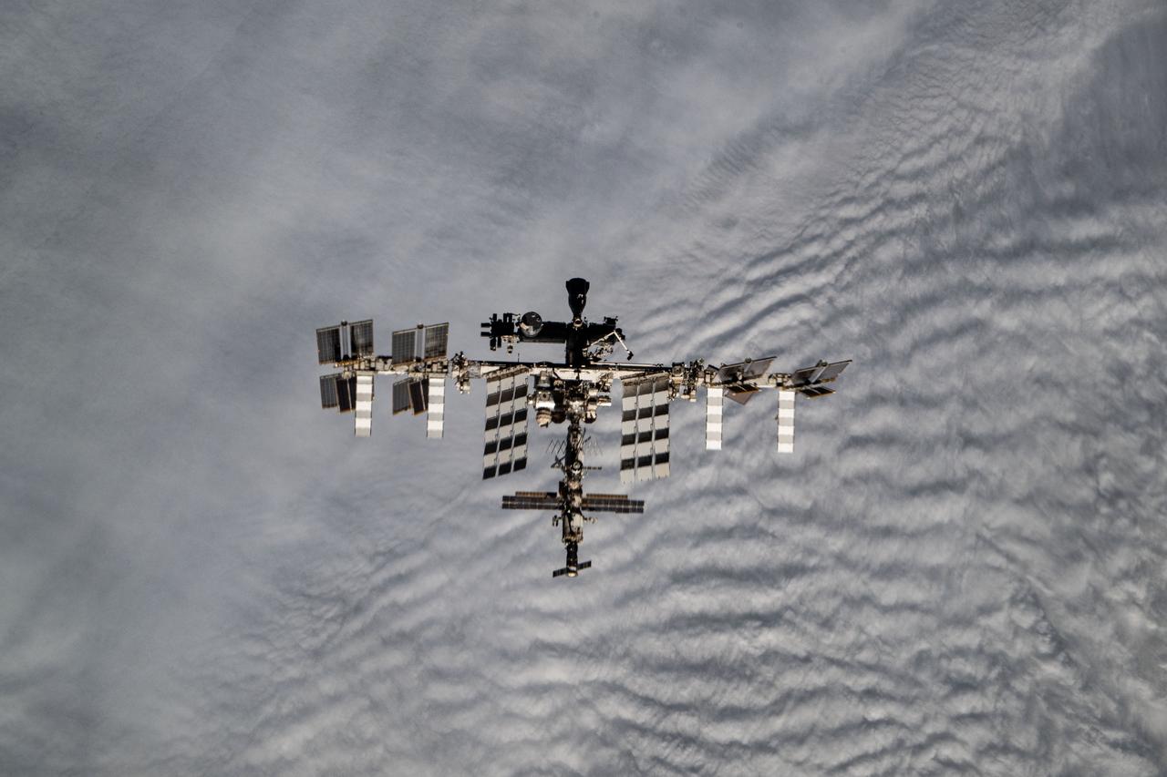 La Station spatiale internationale au-dessus d'une mer de nuages